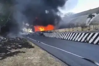 Cierran autopista Monterrey-Reynosa por incendio de pipa