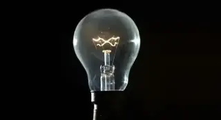 Poste de luz cae, daña carro y deja sin luz a colonia de Boca del Río 