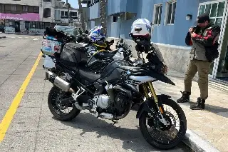 Racha de viento de hasta 130 Km/h derriba moto de lujo cuando rodaba en Veracruz