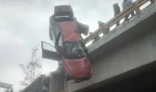 Auto queda colgado en Periférico Ecológico de Puebla; una mujer murió