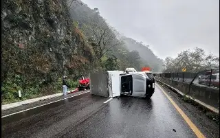 Volcadura provoca cierre de circulación en esta autopista de Veracruz 