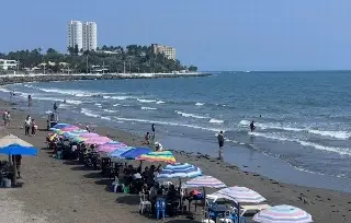Sacan cerca de 20 kilos de petróleo en playas de Boca del Río