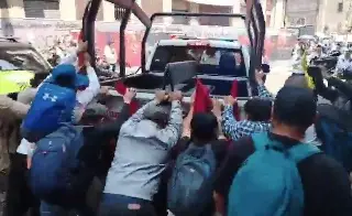 Enfrentamiento de docentes de CNTE; querían meter camioneta al Zócalo de CDMX