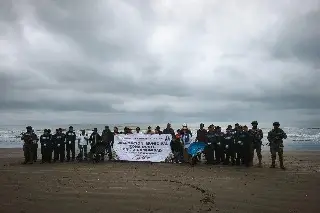 Retiran cerca de 80 kilos de petróleo a lo largo de 2 km en playas de Alvarado 