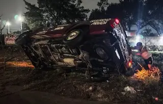 Vuelca por la lluvia en avenida de Veracruz este jueves