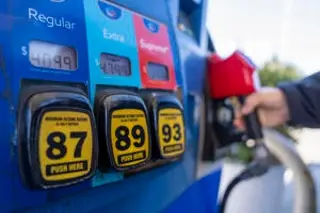 Gasolina en EU alcanza los 3.88 dólares por galón, el precio más alto desde 2022