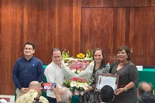 UV entrega reconocimiento a la  uróloga Ana María Autrán por su labor médica