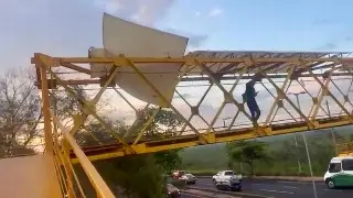 Reportan techo de puente peatonal en mal estado en Veracruz 