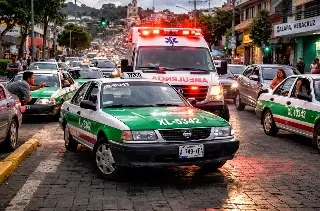 Exhiben a taxi por bloquear paso a ambulancia durante emergencia en Xalapa