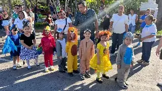 Niños disfrazados y con música alegre, realizan 'Desfile de la Primavera' en Veracruz