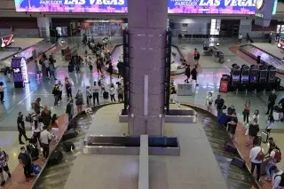 Trump amenaza con mandar agentes del ICE a los aeropuertos 