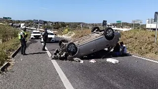 Vuelca auto en libramiento de Veracruz