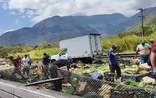 Rapiña en autopista Ciudad Mendoza–Orizaba, tras volcadura de tráiler con verduras