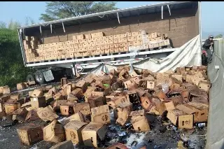 Vuelca tráiler con cerveza en carretera de Veracruz y saquean carga en la autopista