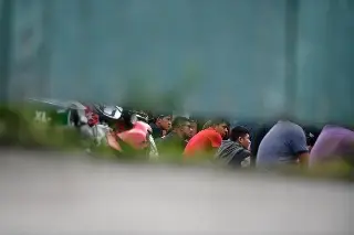 Rescatan más de 200 migrantes en tráiler resguardado en corralón de Xalapa