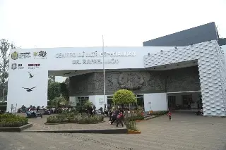 Manuel Huerta denuncia falta de insumos y cirugías suspendidas en CAE de Xalapa; esto dijo la gobernadora