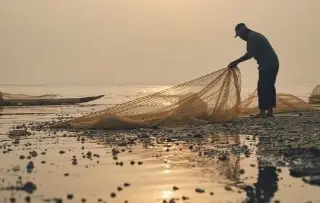 Reportan presencia de manchas de petróleo en playa de Chachalacas, Veracruz 