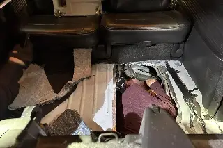 Hallan con quemaduras a un mexicano oculto en la carrocería de un vehículo en la frontera