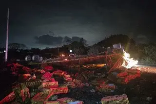 Rapiña de pollos tras accidente en la Paso del Toro-Alvarado. Sigue cierre vial