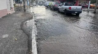 Reportan gran fuga de agua potable en el centro de Veracruz 