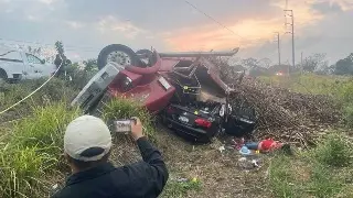 Vuelca camión cañero y aplasta auto en carretera de Veracruz; hay un muerto