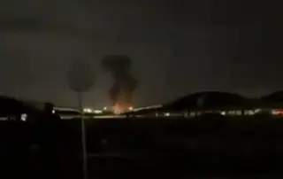 Drones impactan tanque de combustible en aeropuerto de Kuwait y provocan un incendio