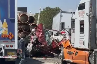 Dos personas muertas y 15 lesionados tras carambola de 15 autos en autopista