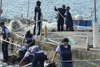 Marinos limpian playas de Veracruz, tras derrame de petróleo