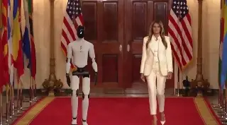 Melania Trump aparece en la Casa Blanca junto a un robot humanoide