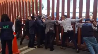 Jubilados irrumpieron en Cámara de Diputados por reforma que limita pensiones  de CFE, PEMEX 