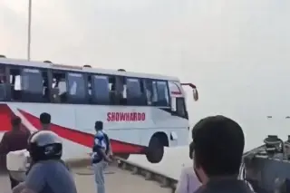 Mueren 23 pasajeros de autobús que cayó al río Padma en Bangladesh (+Video)