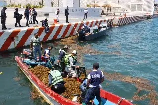 Marina y pescadores limpian petróleo en el mar de Veracruz 