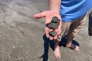 Ciudadanos acuden a playas de Veracruz y esto opinan sobre limpieza de petróleo