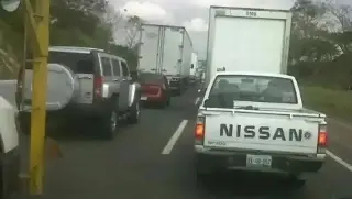Hay cierre parcial de circulación en autopista de Veracruz; a esto se debe 