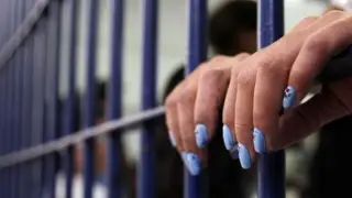 Gobierno de EU investiga a California por alojar mujeres trans en prisiones femeninas