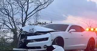 Automovilista derriba luminaria en la avenida Miguel Alemán 