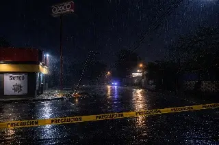 Taxi tumba poste y deja varias casas sin luz en Playa de Vacas