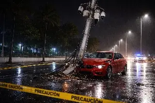 Auto de lujo se estampa contra poste en Boca del Río