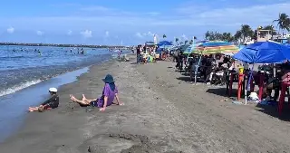Turistas disfrutan de las playas en Veracruz 