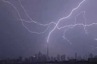 Captan impresionante tormenta eléctrica en Dubái (+Video)