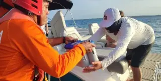 Semar apoya a embarcación que quedó varada en el mar, en Antón Lizardo