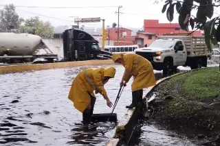 Lluvia inunda zona cercana a plaza comercial en Xalapa, Veracruz