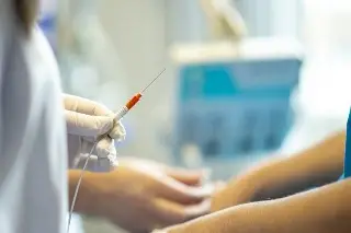 Trabajadora lleva 3 días esperando que haya cama disponible en el IMSS de Veracruz; tiene problemas cardiacos 