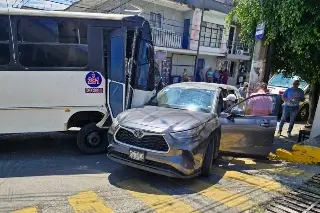 Aparatoso accidente entre autobús y camioneta en Córdoba, Veracruz; hay 6 lesionados