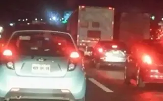 Vuelca camioneta en autopista de Veracruz; hay cierre parcial de circulación 