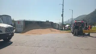 Vuelca tráiler en Huiloapan y deja un lesionado