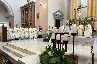 Bendicen los santos óleos en Veracruz; acuden más de 100 sacerdotes 