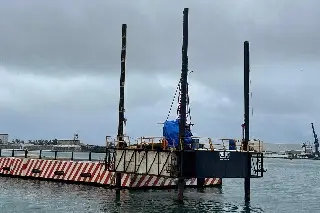 ¿Qué es la estructura que permanece junto al buque español Juan Sebastián de Elcano? 