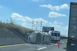 Fuerte volcadura de camioneta en libramiento Plan del Río, rumbo a Xalapa