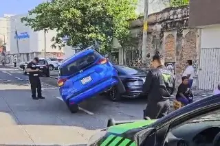Camioneta termina arriba de auto estacionado en calle de Veracruz; dos mujeres lesionadas